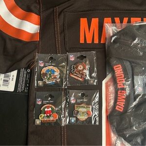 Cleveland Brown’s Fan Pack! Licensed NFL NIKE MAYFIELD Jersey NFL Lapel Pins.